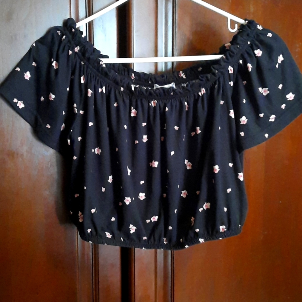 5/25$ Crop top Off shoulder Black with little pink roses